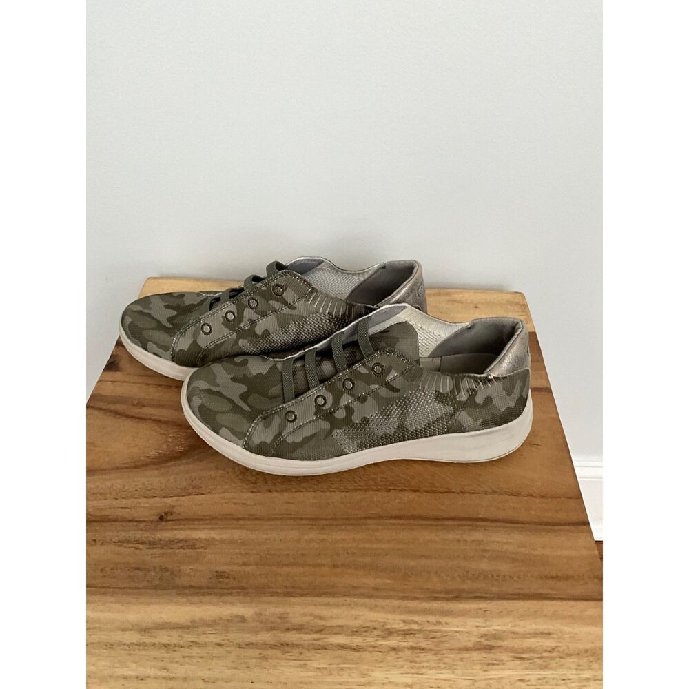 BZees Women's Golden Knit Slip-On Comfort Shoes in Camo - Size 9.5